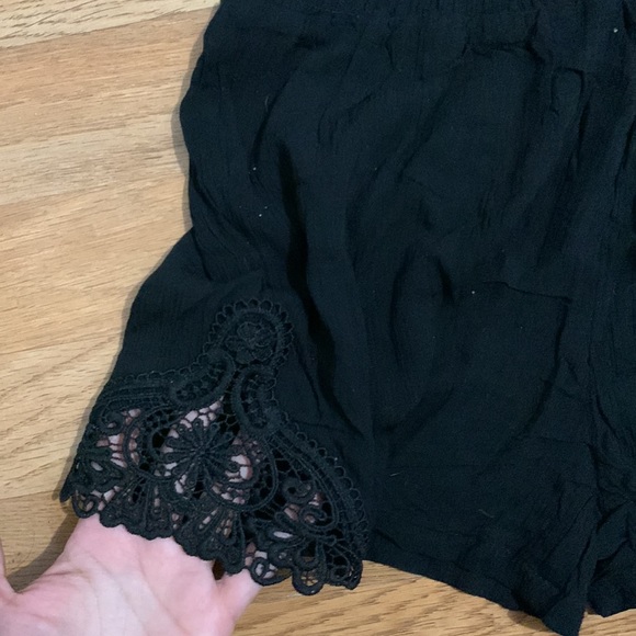 Wrinkle material pant set with crop top. It can b adjust with a back knot - Picture 4 of 6